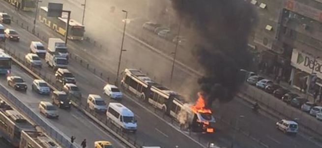 İstanbul’da bir metrobüste patlama yaşandı andından metrobüs yanmaya başladı