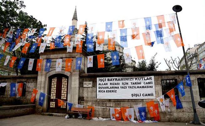 Şişli Camii’nde 1 Mayıs pankartı