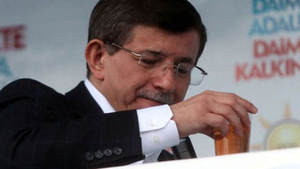 İşte Başbakan Ahmet Davutoğlu’nun sesini düzelten iksir