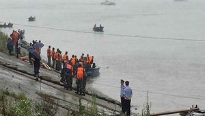 458 kişiyi taşıyan gemi sulara gömüldü