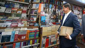 Davutoğlu, İstanbul’da sahafları gezdi kitap aldı