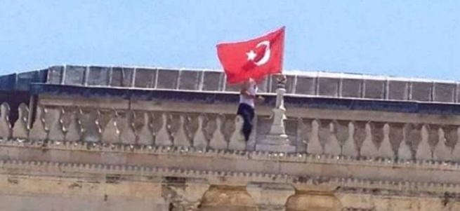 Mescid-i Aksa’ya Türk bayrağı asıldı