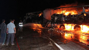 Ağrı’da PKK yol kesip araç yaktı