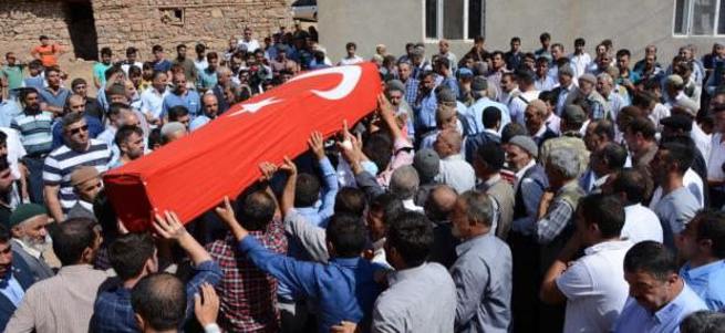 Şehit olan Kürt askerlerin cenazesinde HDP yok