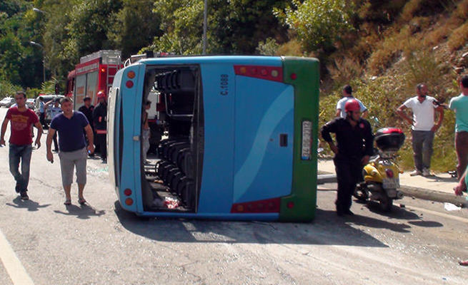 İstanbul’da halk otobüsü devrildi