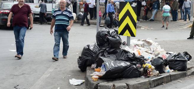 Greve çıkan işçiler nedeniyle İzmir sokakları çöplüğe döndü