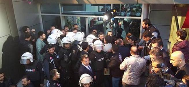 İpek Medya binası önünde polise mukavemet