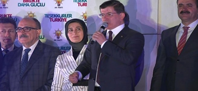 Başbakan Ahmet Davutoğlu’nun balkona çıkması bekleniyor!