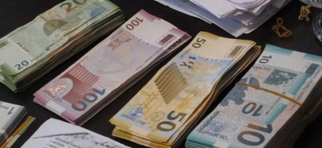 Azerbaycan’da devalüasyon oldu