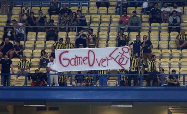 Fenerbahçe tribünlerinde FETÖ’ye tepki: Game over