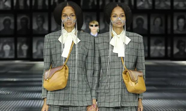 Middellandse Zee Sluimeren klimaat Gucci surprises with twin-themed show at Milan Fashion Week