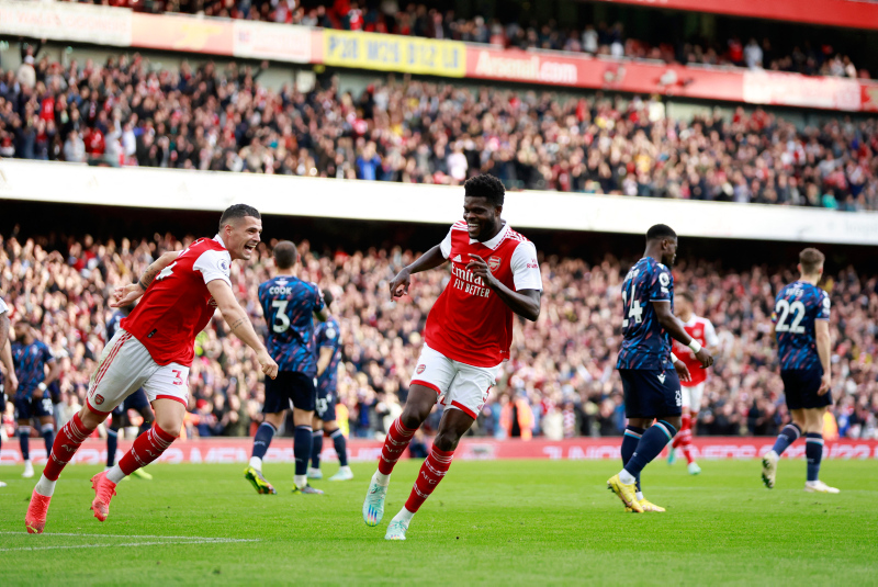 Five-star Arsenal back on top of the Premier League