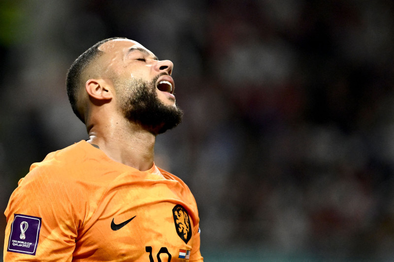 Barcelona signs Netherlands striker Memphis Depay