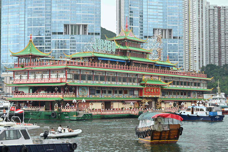 Hong Kongs landmark Jumbo floating restaurant towed away