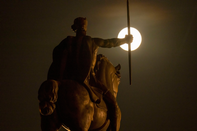 Supermoon delights skygazers around the globe