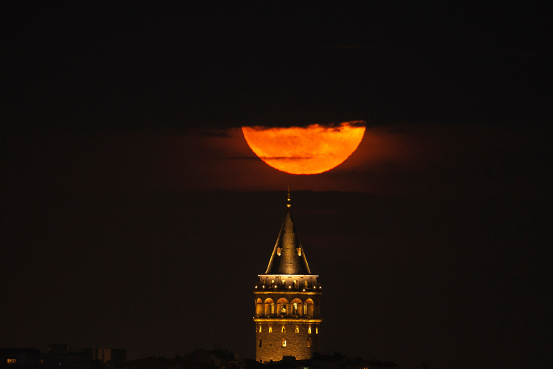 Supermoon delights skygazers around the globe