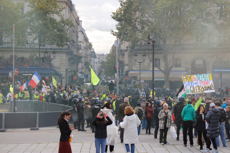 Yellow vests take to Paris streets to mark 4th anniversary of protests