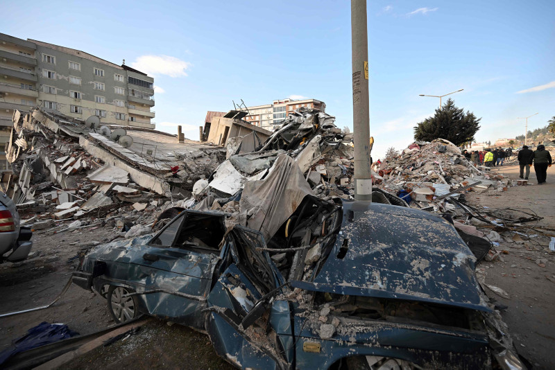 How long can people survive in the rubble of an earthquake?