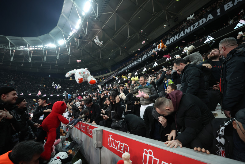 Emotional moments as Beşiktaş fans throw toys into field for quake victim kids