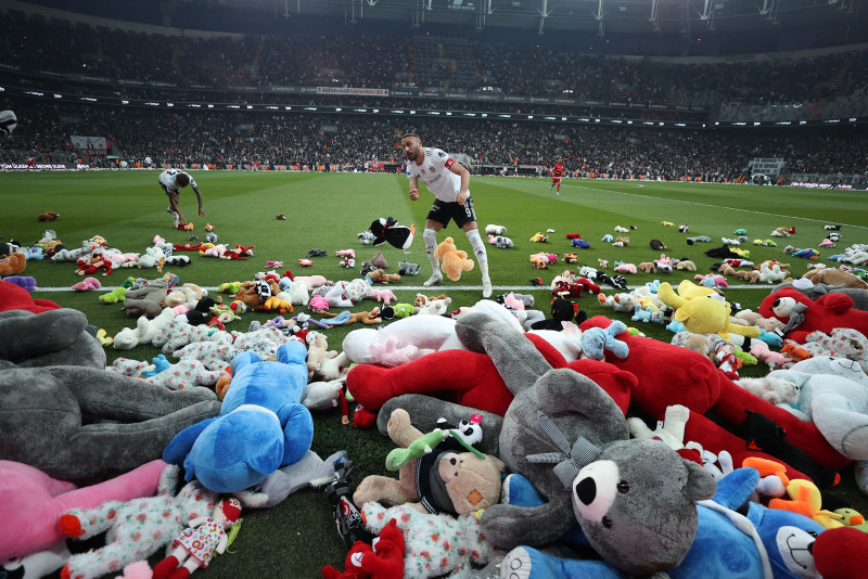 Emotional moments as Beşiktaş fans throw toys into field for quake victim kids