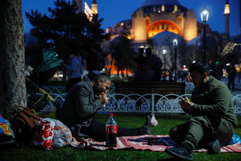 Muslims around globe break fasts at 1st iftar of Ramadan this year
