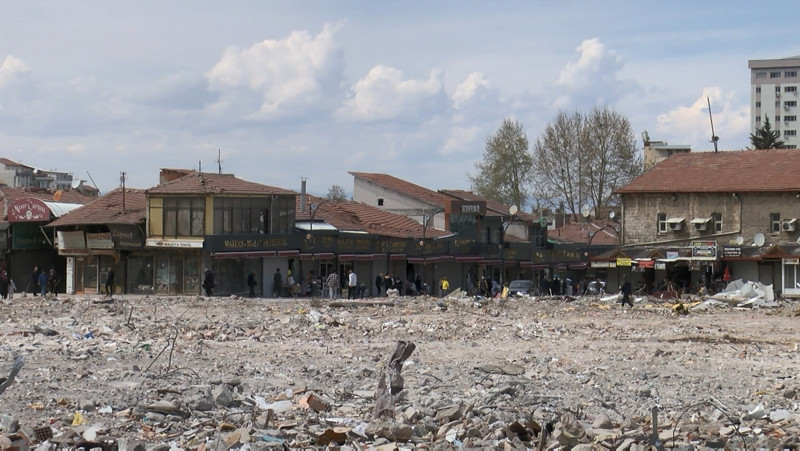 Bittersweet holiday rush of quake victims in Türkiye’s Malatya