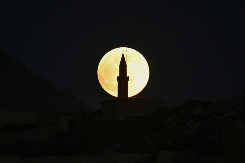 Views of penumbral lunar eclipse of May around the world