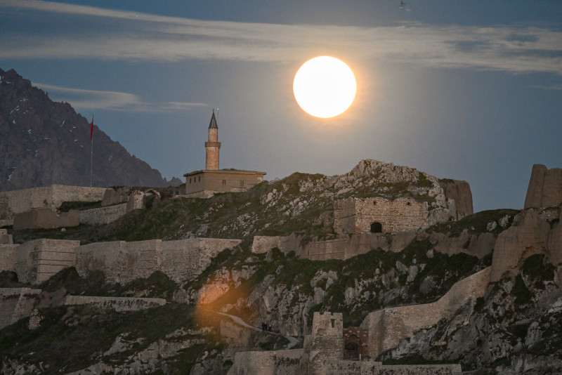 Views of penumbral lunar eclipse of May around the world