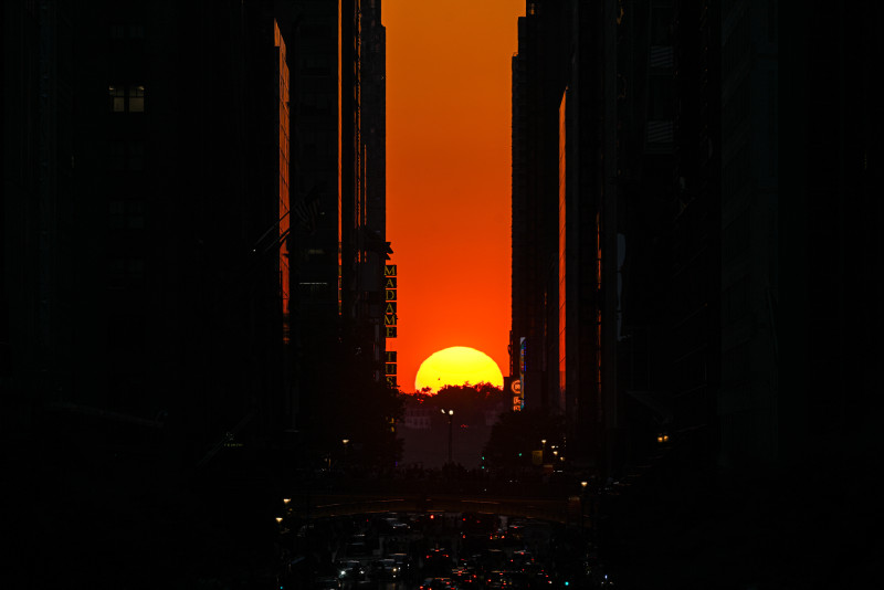 New Yorkers gather to watch Manhattanhenge