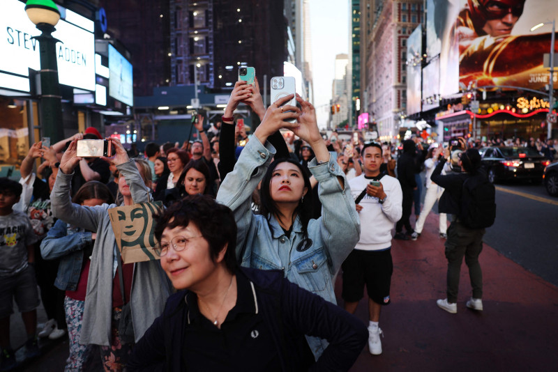 New Yorkers gather to watch Manhattanhenge
