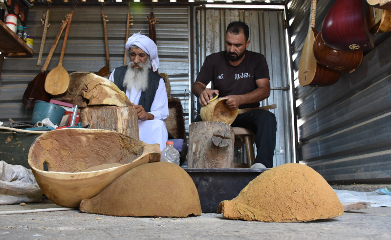 Unable to return home due to PKK presence in Iraqs Sinjar, Ezidi man earns a living by making musical instrument
