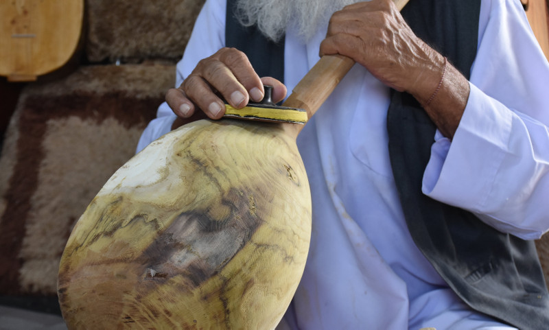 Unable to return home due to PKK presence in Iraqs Sinjar, Ezidi man earns a living by making musical instrument