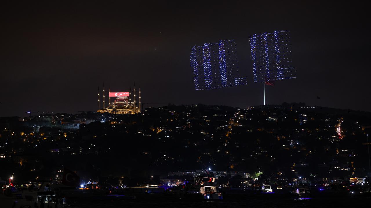 The enthusiasm of the 100th year of the Republic was reflected in the sky