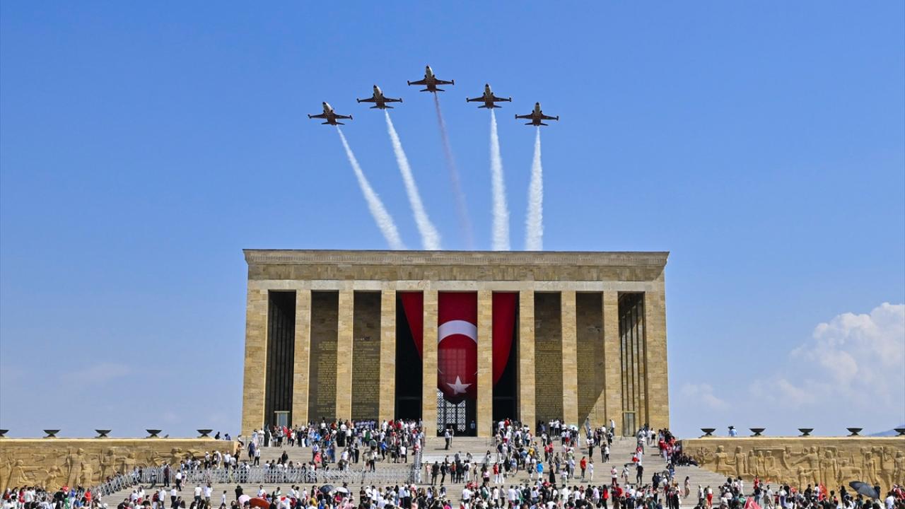 Turkish stars perform tribute flight over Anıtkabir for Victory Day