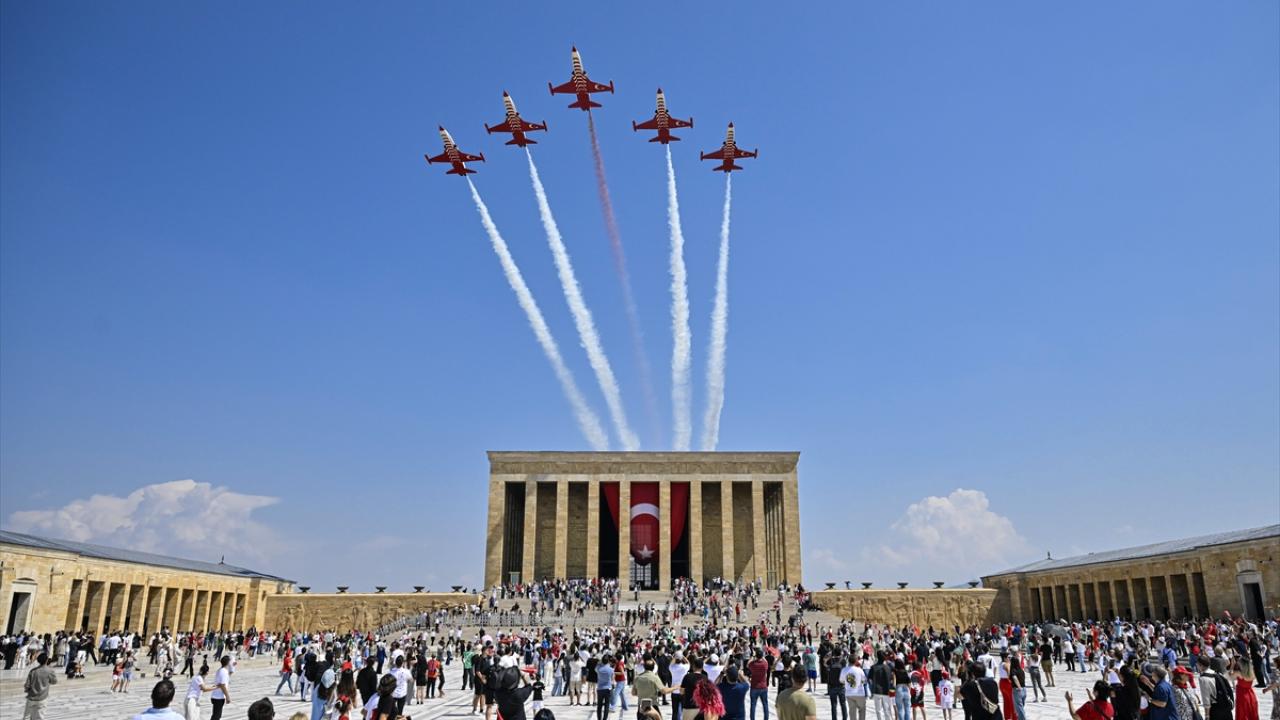 Turkish stars perform tribute flight over Anıtkabir for Victory Day