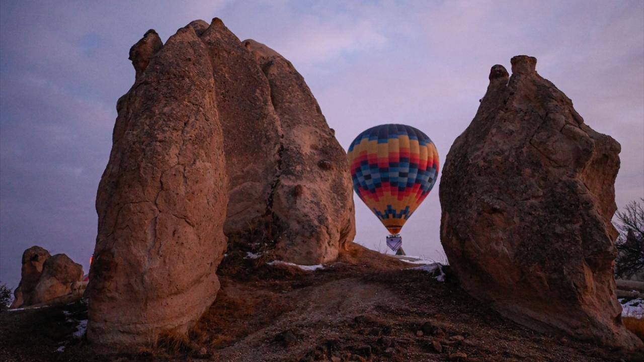 Keffiyeh-Patterned balloons protest Gaza genocide in Cappadocia