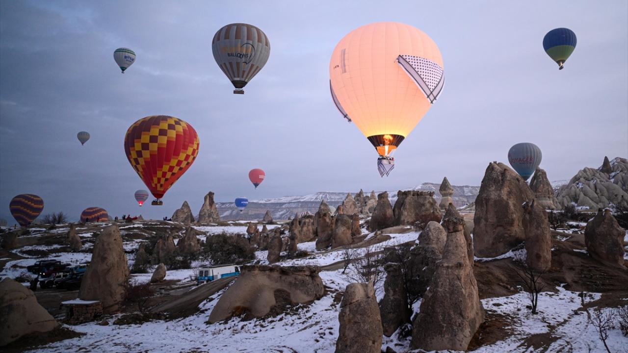 Keffiyeh-Patterned balloons protest Gaza genocide in Cappadocia