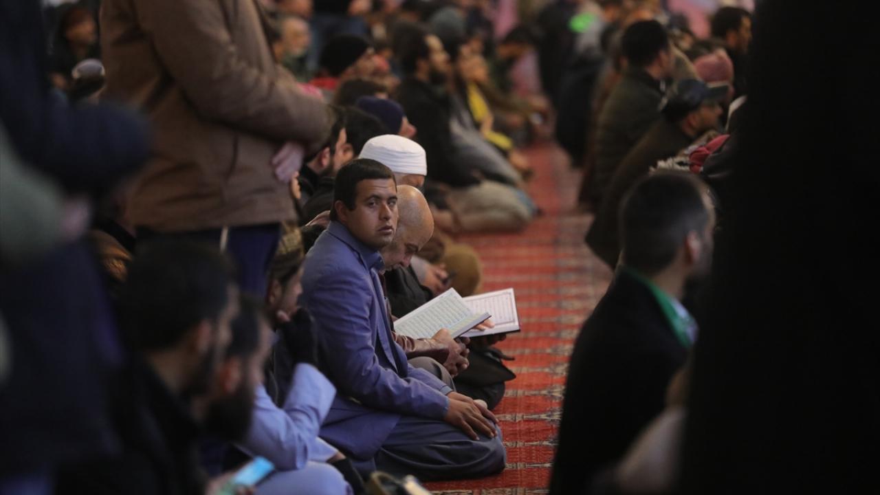 Syrians return to Umayyad Mosque for Friday prayers after regimes fall