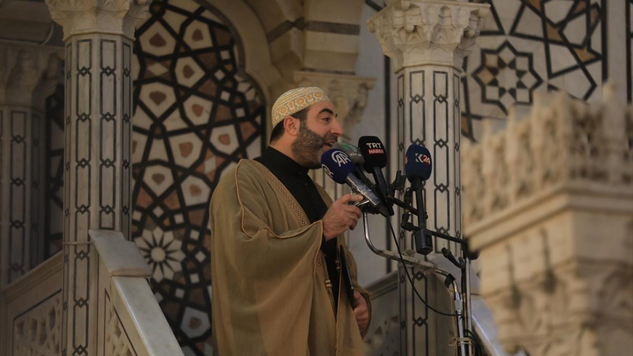 Syrians return to Umayyad Mosque for Friday prayers after regimes fall