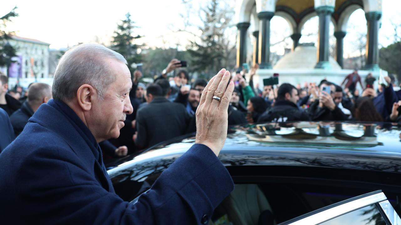 Erdoğan greets citizens in Sultanahmet for Laylat al-Raghaib