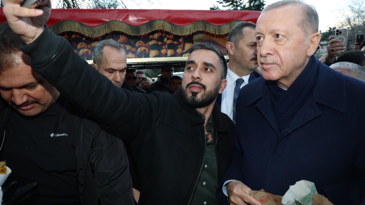 Erdoğan greets citizens in Sultanahmet for Laylat al-Raghaib