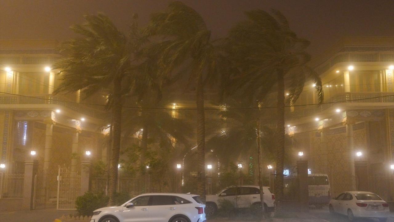 Sandstorm disrupts traffic in Iraqs Najaf City