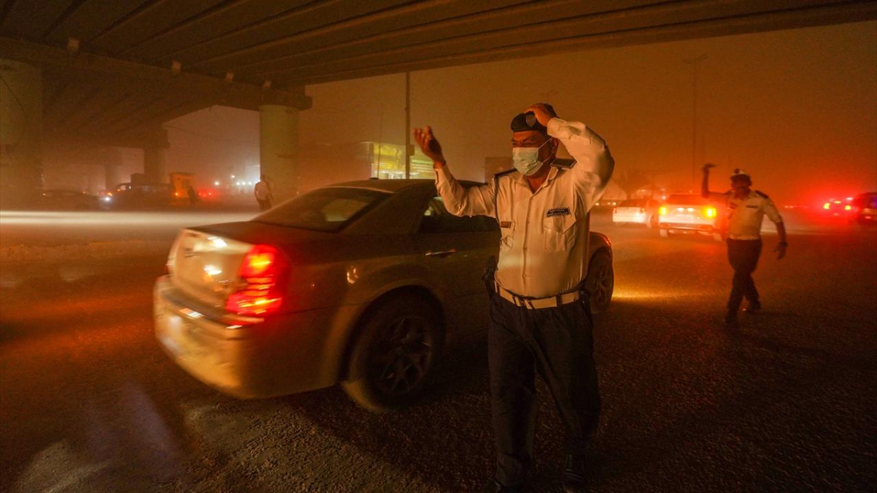 Sandstorm disrupts traffic in Iraqs Najaf City