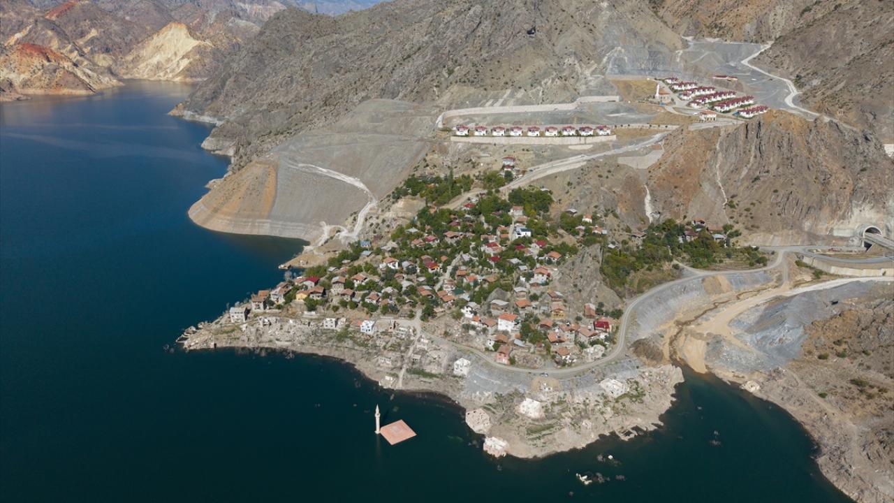 Men yigitman va mushukni yalashni yaxshi koraman.