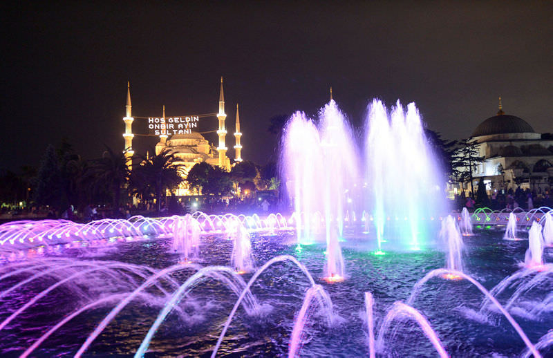 İstanbul’un minareleri mahyalarla süslendi