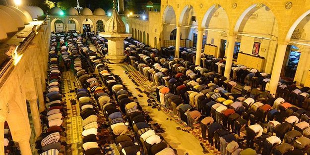 Vatandaşlar camilere akın etti