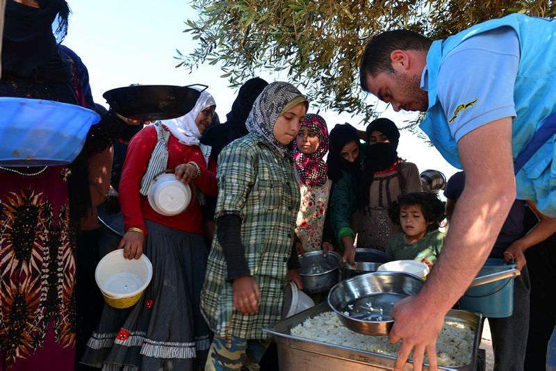 Türkiye’den Azez’e ’ilk iftar’ için yardım