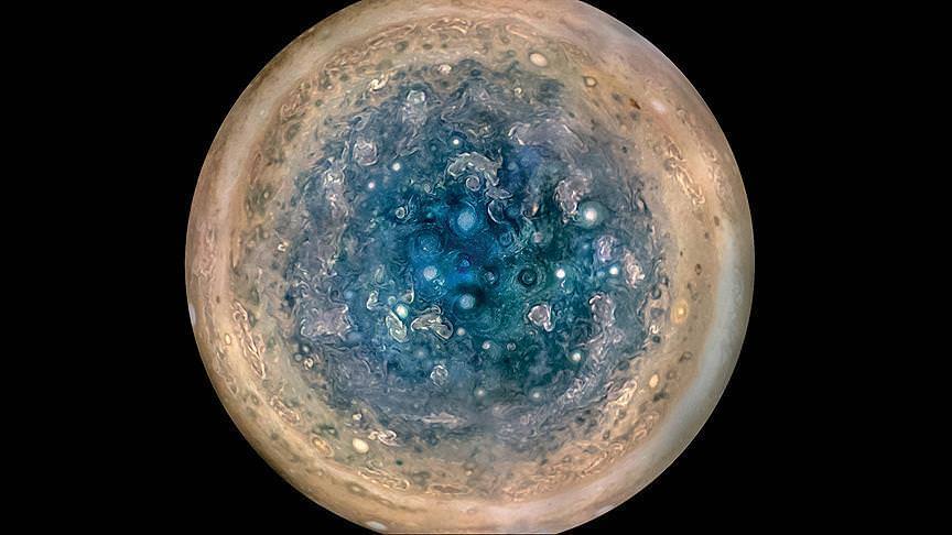 Juno Jüpiter’in kutuplarındaki dev kasırgaları görüntüledi
