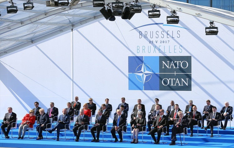 NATO zirvesinde dikkat çeken oturma düzeni