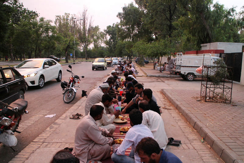 Pakistan’da ilk iftar heyecanı